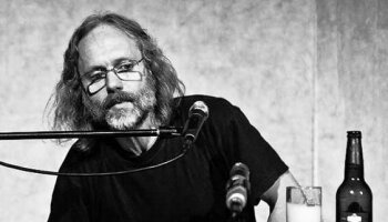 Petr Hruška (narozen 7. června 1964) je český básník z Ostravy, scenárista, literární historik a vědec. Foto: David Konečný